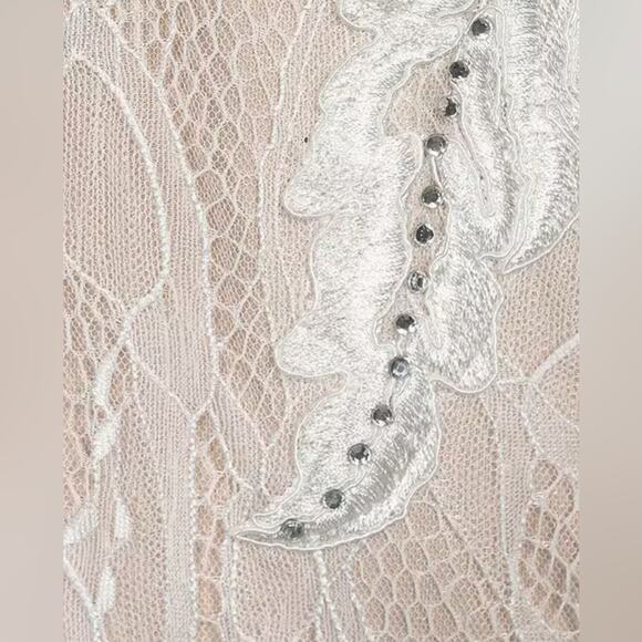 GB V-Neck Lace-Up Back Embroidered Lace Mermaid Gown Size 11 - Picture 6 of 11